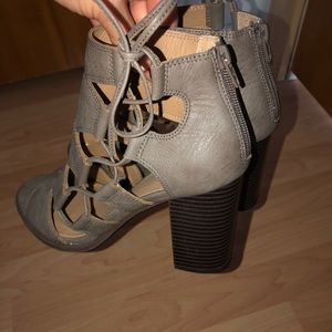 GREY HEELS